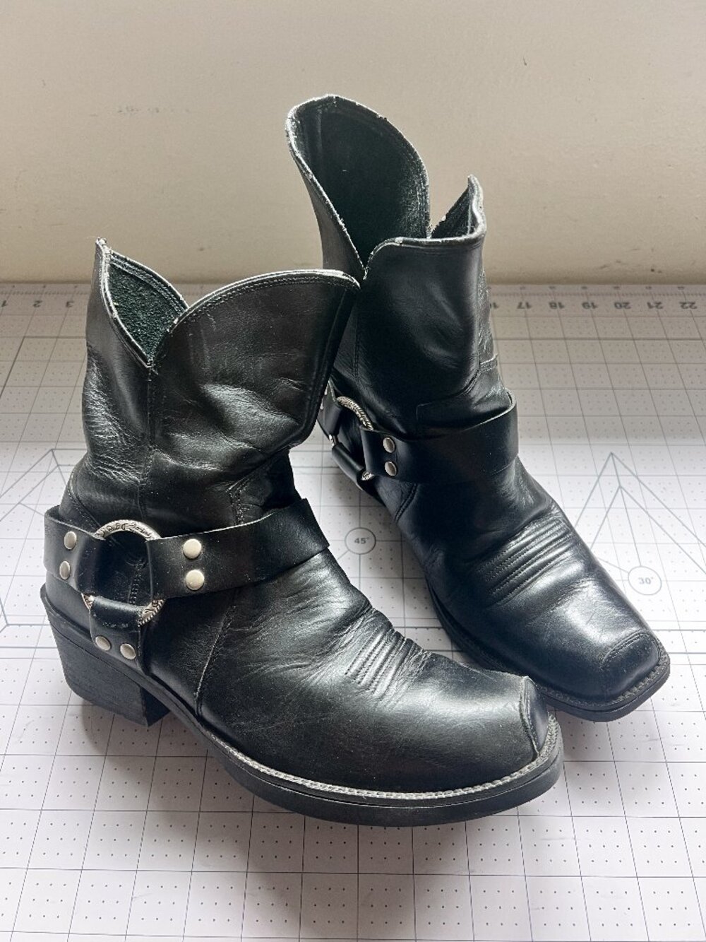 "hard to find" Ariat Outlaw harness black boots 7
